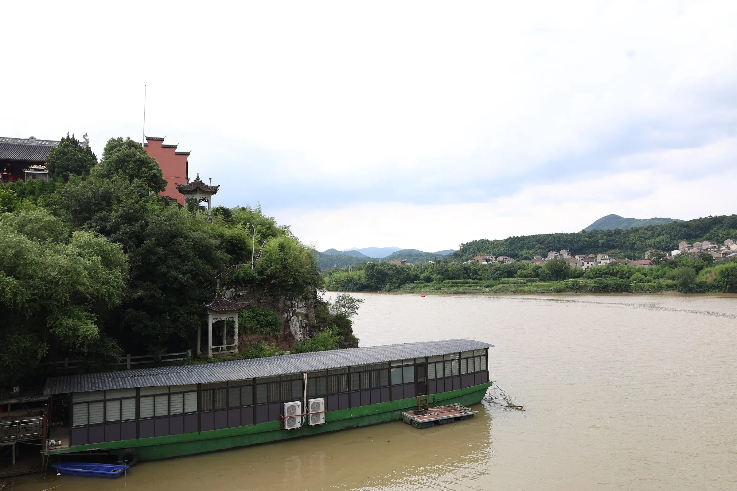 Tupu Temple in Sanjie, on the bank of the Shan stream.