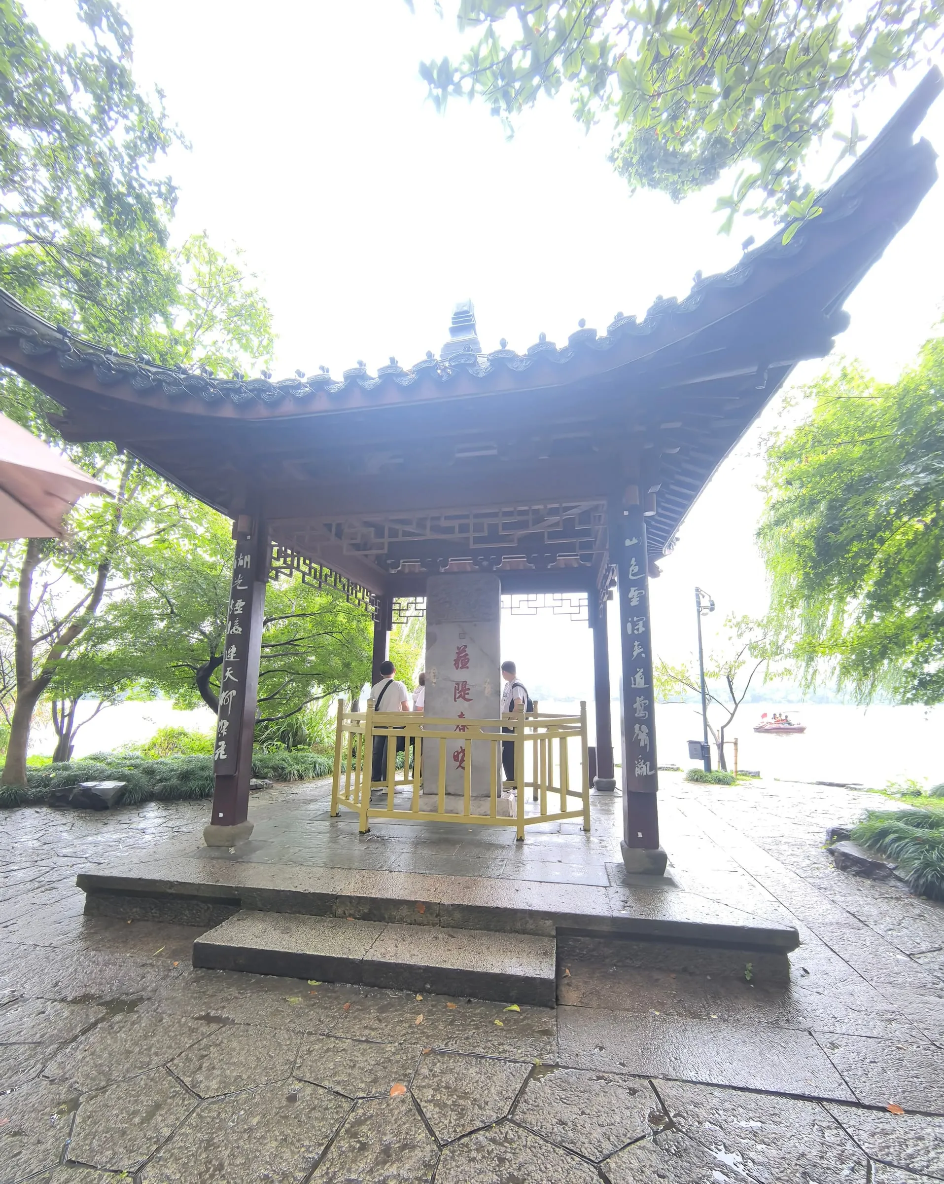 A pavilion on the Su Causeway.