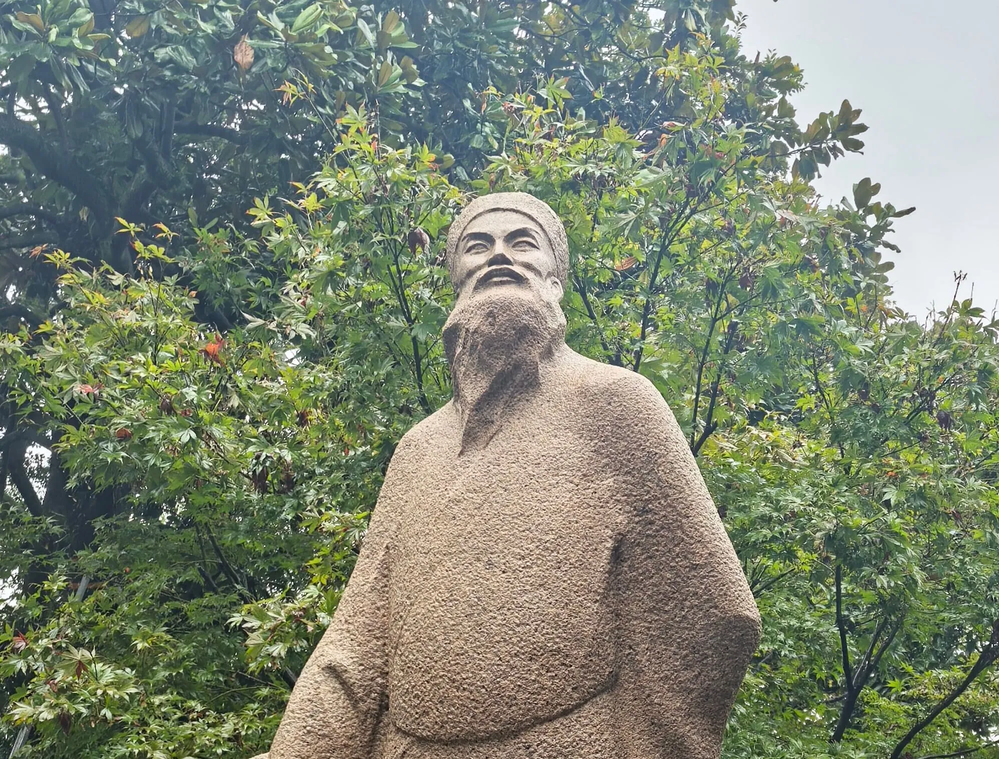 The statue of Lord Su at the head of the Su Causeway.