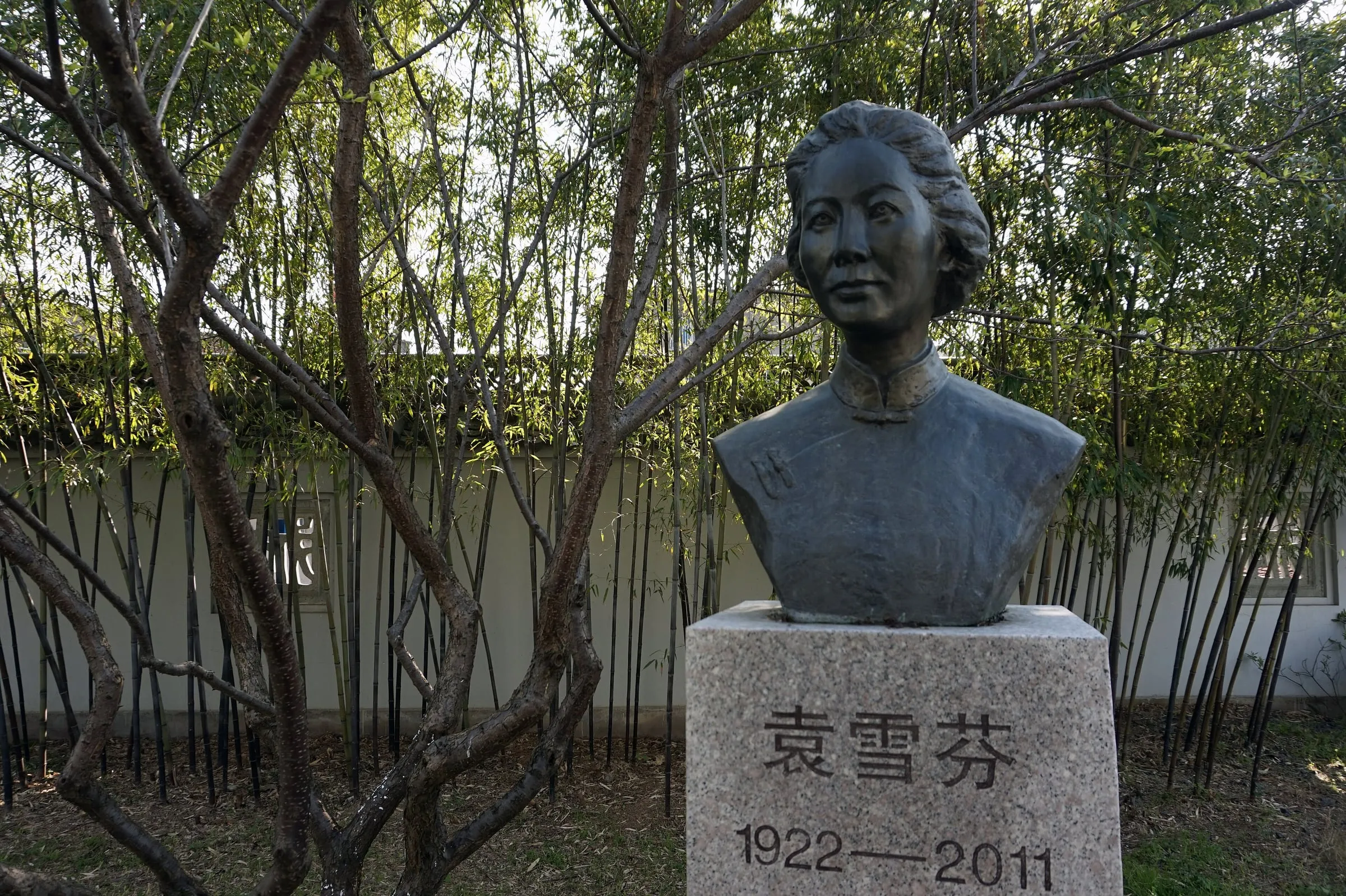 A bronze of Yuan Xuefen (1922–2011), the Shengzhou-born Yue opera star, at the Yue Opera Museum.